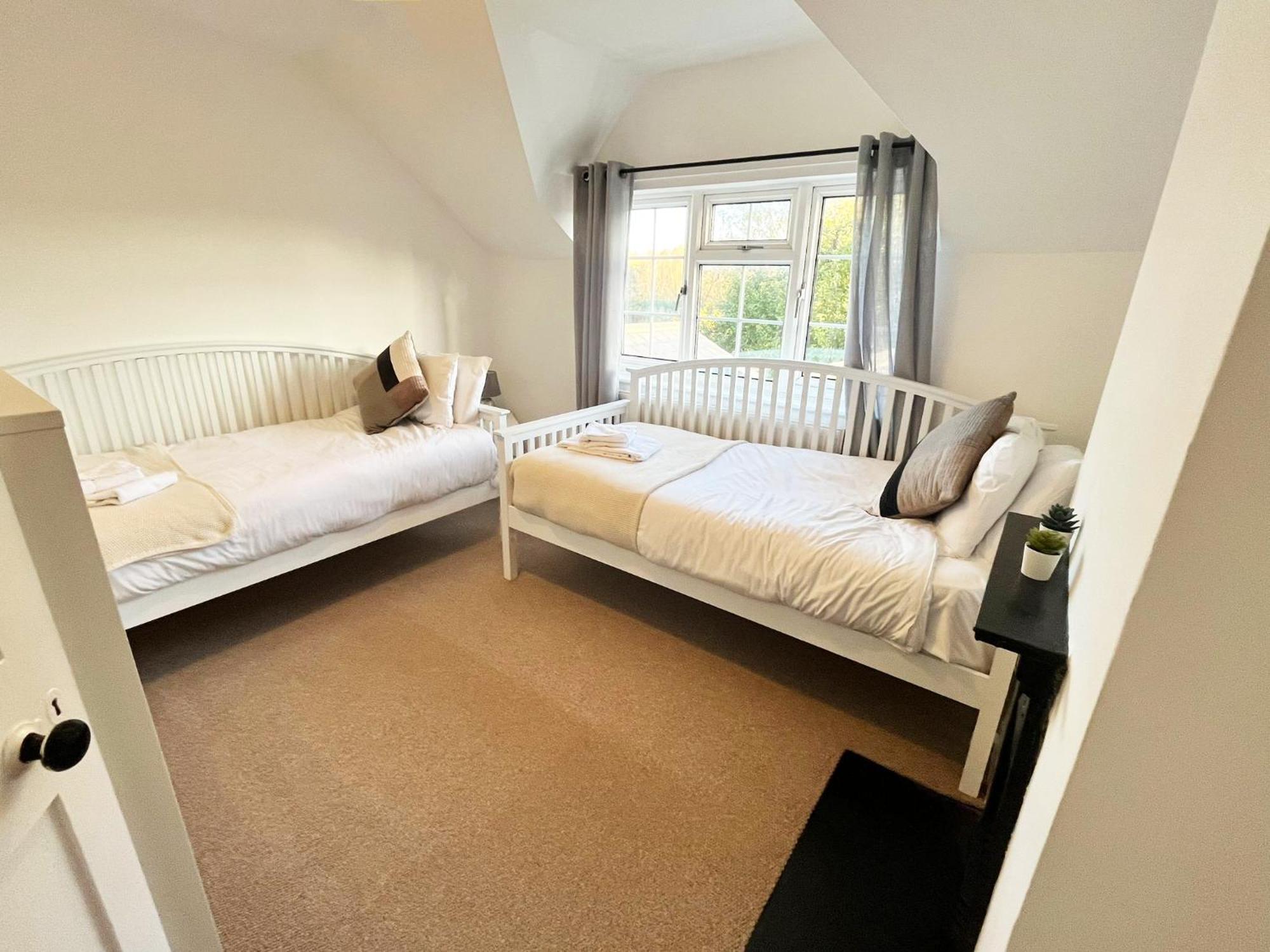 - Private House With Garden & Parking 16 *